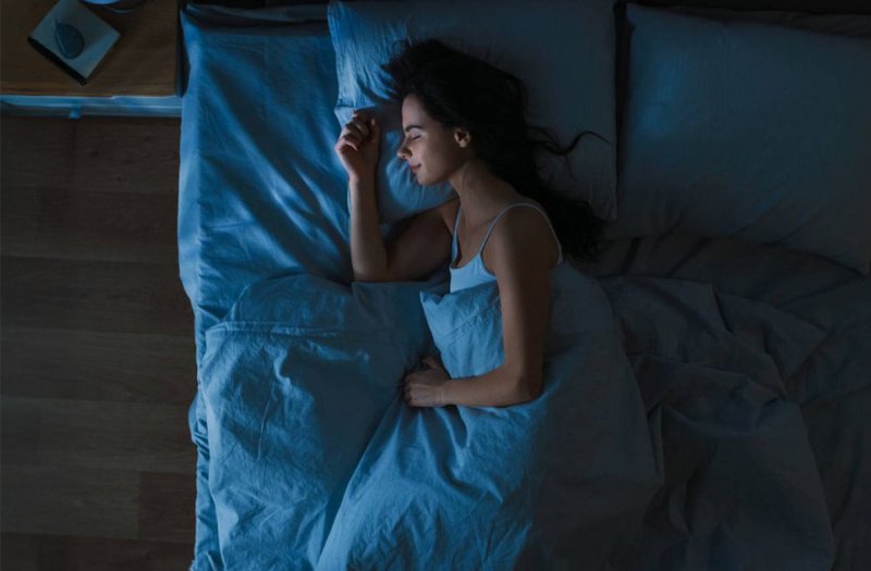 Mujer acostada en la cama